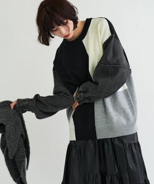 A.D.C.L.（エーディーシーエル）の「袖デニム切替 カラーブロッキング ニットプルオーバー（ニット/セーター・レディース・ブラック/レッド・M/L）」の3枚目の写真