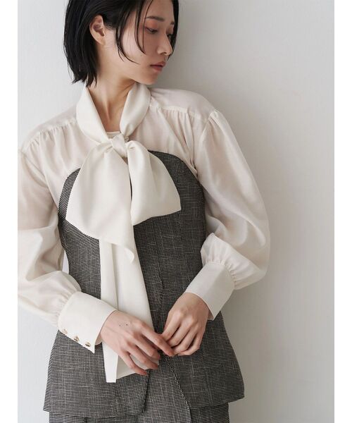 TONAL(トーナル)の「ビックリボンボウタイブラウス(シャツ/ブラウス・レディース・ピンク/チャコールグレー/オフホワイト・MEDIUM)」の2枚目の写真