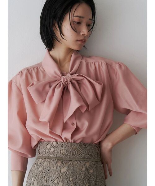 TONAL(トーナル)の「ビックリボンボウタイブラウス(シャツ/ブラウス・レディース・ピンク/チャコールグレー/オフホワイト・MEDIUM)」の3枚目の写真