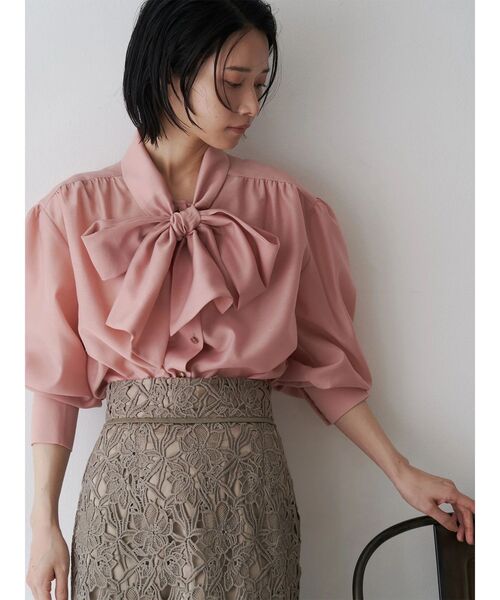 TONAL(トーナル)の「ビックリボンボウタイブラウス(シャツ/ブラウス・レディース・ピンク/チャコールグレー/オフホワイト・MEDIUM)」の4枚目の写真