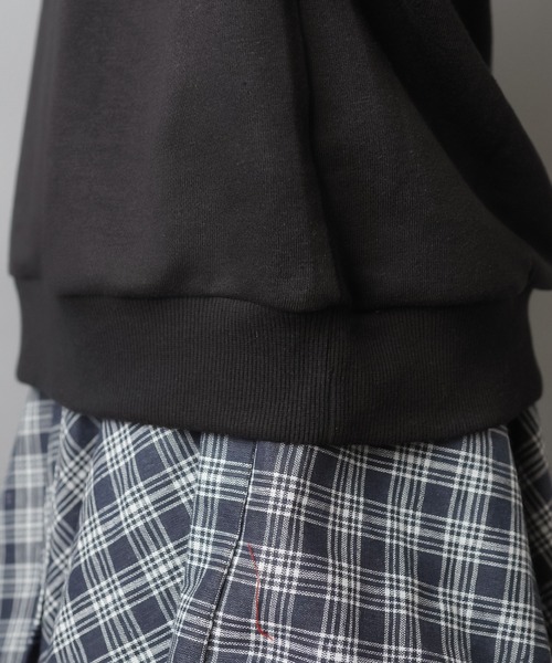 SPINNS(スピンズ)の「裏毛オーバーサイズスウェット/オールドイングリッシュ/フロントプリント(スウェット・レディース・ネイビー/レッド/杢グレー/ブラック・ONESIZE)」の12枚目の写真