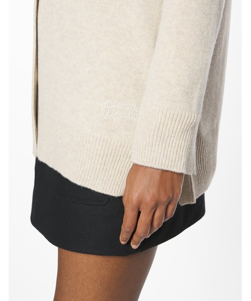 Maison Kitsune(メゾンキツネ)の「MERINO WOOL LONG CARDIGAN(カーディガン/ボレロ・レディース・ライトベージュ・S/M/L)」の2枚目の写真
