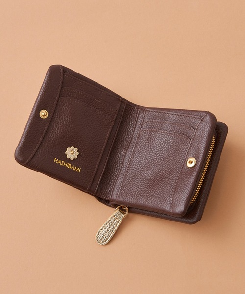 未使用✨HASHIBAMI ハシバミ 二つ折り財布 フラワー ベージュ レザー 大人の甘さがほのかに香る【HASHIBAMI（ハシバミ）】の新作フラワー