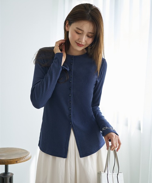 STYLE DELI（スタイルデリ）の「ボタンいっぱいリブカットソートップス（Tシャツ/カットソー・レディース・ブラック/ネイビー/レッド・MEDIUM）」の2枚目の写真