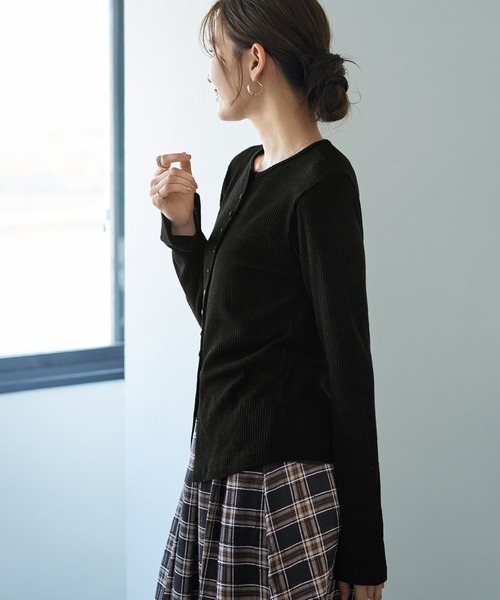 STYLE DELI（スタイルデリ）の「ボタンいっぱいリブカットソートップス（Tシャツ/カットソー・レディース・ブラック/ネイビー/レッド・MEDIUM）」の20枚目の写真