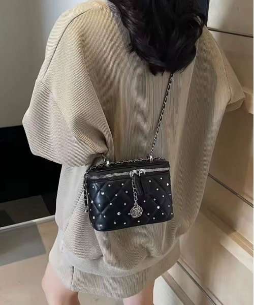 Jelly moo(ジェリームー)の「【 Jelly moo / ジェリームー 】 キルティング スタッズ チェーン バニティバッグ / ショルダーバッグ(ショルダーバッグ・レディース・オフホワイト/ブラック/ボルドー・FREE)」の1枚目の写真