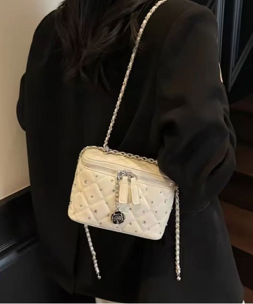 Jelly moo(ジェリームー)の「【 Jelly moo / ジェリームー 】 キルティング スタッズ チェーン バニティバッグ / ショルダーバッグ(ショルダーバッグ・レディース・オフホワイト/ブラック/ボルドー・FREE)」の4枚目の写真