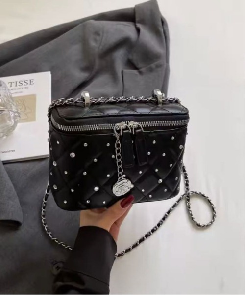 Jelly moo(ジェリームー)の「【 Jelly moo / ジェリームー 】 キルティング スタッズ チェーン バニティバッグ / ショルダーバッグ(ショルダーバッグ・レディース・オフホワイト/ブラック/ボルドー・FREE)」の6枚目の写真
