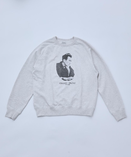 B.C STOCK(ベーセーストック)の「文豪フォト クルーネックスウェット(スウェット・メンズ・グレー/ホワイト系その他/チャコールグレー・MEDIUM/LARGE)」の2枚目の写真