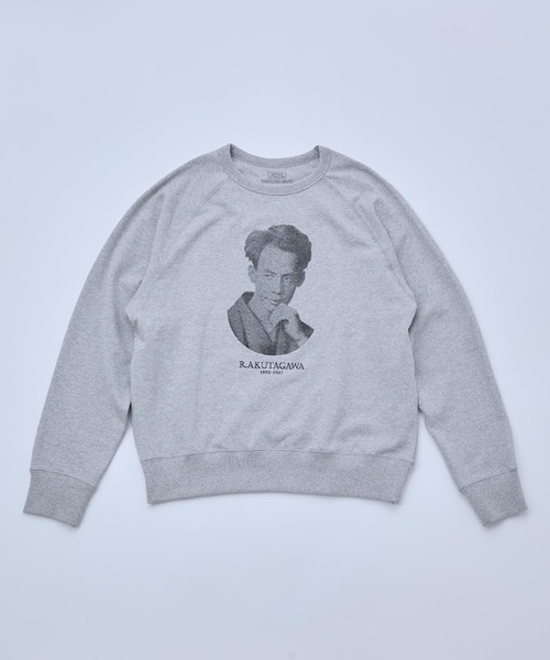 B.C STOCK(ベーセーストック)の「文豪フォト クルーネックスウェット(スウェット・メンズ・グレー/ホワイト系その他/チャコールグレー・MEDIUM/LARGE)」の3枚目の写真