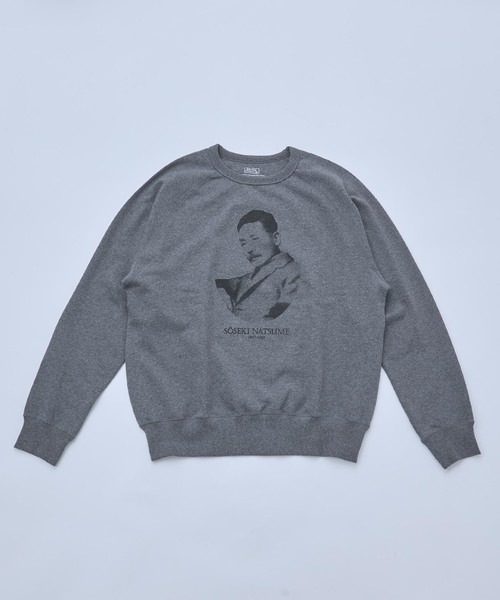 B.C STOCK(ベーセーストック)の「文豪フォト クルーネックスウェット(スウェット・メンズ・グレー/ホワイト系その他/チャコールグレー・MEDIUM/LARGE)」の1枚目の写真