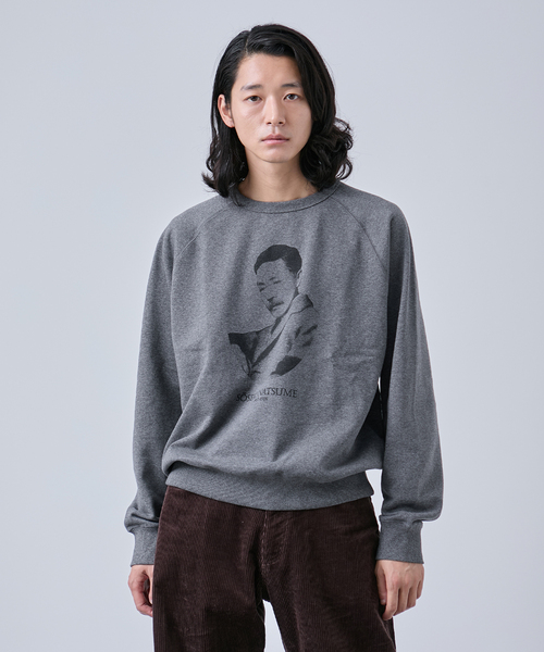 B.C STOCK(ベーセーストック)の「文豪フォト クルーネックスウェット(スウェット・メンズ・グレー/ホワイト系その他/チャコールグレー・MEDIUM/LARGE)」の5枚目の写真