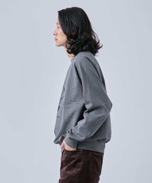 B.C STOCK(ベーセーストック)の「文豪フォト クルーネックスウェット(スウェット・メンズ・グレー/ホワイト系その他/チャコールグレー・MEDIUM/LARGE)」の6枚目の写真