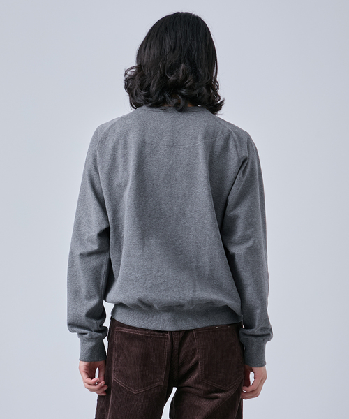 B.C STOCK(ベーセーストック)の「文豪フォト クルーネックスウェット(スウェット・メンズ・グレー/ホワイト系その他/チャコールグレー・MEDIUM/LARGE)」の7枚目の写真