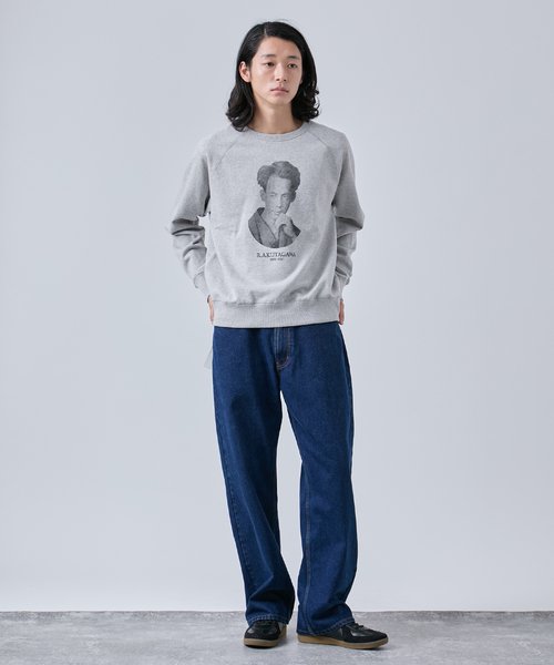 B.C STOCK(ベーセーストック)の「文豪フォト クルーネックスウェット(スウェット・メンズ・グレー/ホワイト系その他/チャコールグレー・MEDIUM/LARGE)」の8枚目の写真