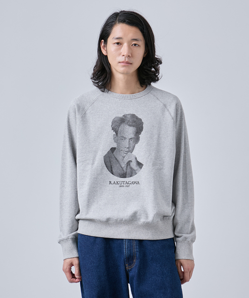 B.C STOCK(ベーセーストック)の「文豪フォト クルーネックスウェット(スウェット・メンズ・グレー/ホワイト系その他/チャコールグレー・MEDIUM/LARGE)」の9枚目の写真