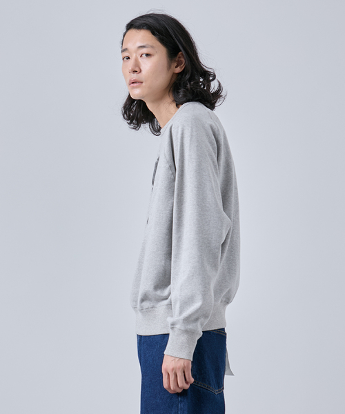 B.C STOCK(ベーセーストック)の「文豪フォト クルーネックスウェット(スウェット・メンズ・グレー/ホワイト系その他/チャコールグレー・MEDIUM/LARGE)」の10枚目の写真