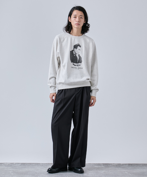 B.C STOCK(ベーセーストック)の「文豪フォト クルーネックスウェット(スウェット・メンズ・グレー/ホワイト系その他/チャコールグレー・MEDIUM/LARGE)」の12枚目の写真