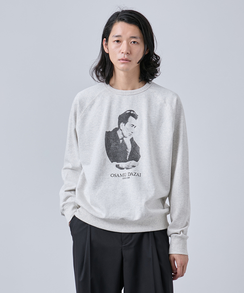 B.C STOCK(ベーセーストック)の「文豪フォト クルーネックスウェット(スウェット・メンズ・グレー/ホワイト系その他/チャコールグレー・MEDIUM/LARGE)」の13枚目の写真