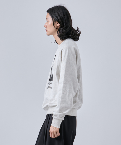 B.C STOCK(ベーセーストック)の「文豪フォト クルーネックスウェット(スウェット・メンズ・グレー/ホワイト系その他/チャコールグレー・MEDIUM/LARGE)」の14枚目の写真