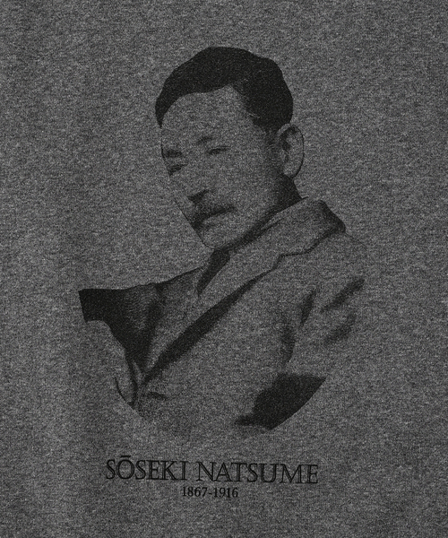 B.C STOCK(ベーセーストック)の「文豪フォト クルーネックスウェット(スウェット・メンズ・グレー/ホワイト系その他/チャコールグレー・MEDIUM/LARGE)」の17枚目の写真