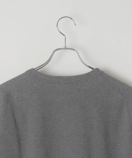 B.C STOCK(ベーセーストック)の「文豪フォト クルーネックスウェット(スウェット・メンズ・グレー/ホワイト系その他/チャコールグレー・MEDIUM/LARGE)」の22枚目の写真