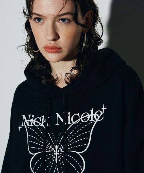NICK&NICOLE(ニックアンドニコール)の「SHINE BUTTERFLY HOODY SWEATSHIRT_BLACK(パーカー・レディース・その他・FREE)」の2枚目の写真