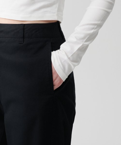 MUSINSA STANDARD WOMAN(ムシンサスタンダードウーマン)の「ウーマンズツイストチノパンツ【ブラック】(その他パンツ・レディース・その他・24/28/25/30)」の4枚目の写真