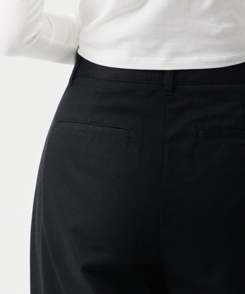 MUSINSA STANDARD WOMAN(ムシンサスタンダードウーマン)の「ウーマンズツイストチノパンツ【ブラック】(その他パンツ・レディース・その他・24/28/25/30)」の3枚目の写真