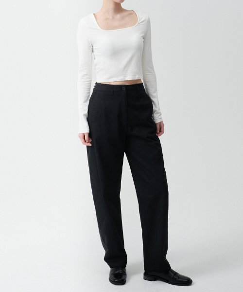 MUSINSA STANDARD WOMAN(ムシンサスタンダードウーマン)の「ウーマンズツイストチノパンツ【ブラック】(その他パンツ・レディース・その他・24/28/25/30)」の2枚目の写真