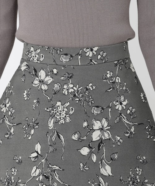 UNIVERVAL MUSE（ユニバーバル ミューズ）の「クシャナ_ジャガードフレアースカート（スカート・レディース・ブラック系/ホワイト系・2）」の6枚目の写真