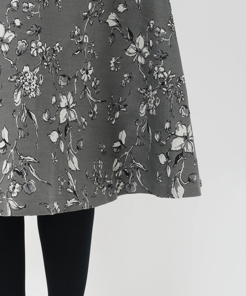 UNIVERVAL MUSE（ユニバーバル ミューズ）の「クシャナ_ジャガードフレアースカート（スカート・レディース・ブラック系/ホワイト系・2）」の8枚目の写真