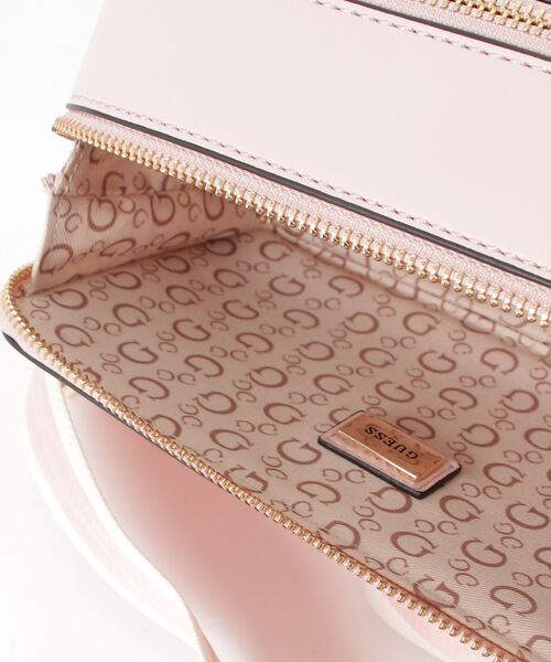 Guess(ゲス)の「CARRARA Mini Crossbody Top Zip ショルダーバッグ (ショルダーバッグ・レディース・ネイビー/キナリ/ピンク/ブラック・ONE SIZE)」の15枚目の写真