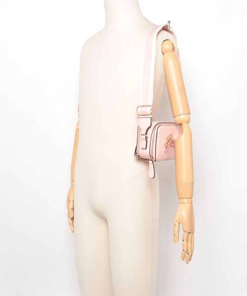 Guess(ゲス)の「CARRARA Mini Crossbody Top Zip ショルダーバッグ (ショルダーバッグ・レディース・ネイビー/キナリ/ピンク/ブラック・ONE SIZE)」の16枚目の写真