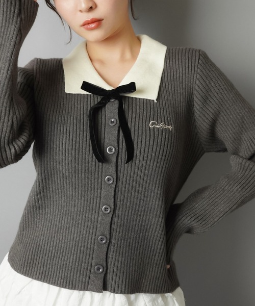 SPINNS（スピンズ）の「顔まわりが一気に華やぐ♪バイカラー襟×リボンカーディガン（カーディガン/ボレロ・レディース・レッド/グレー/オフホワイト/ブラック・ONESIZE）」の4枚目の写真