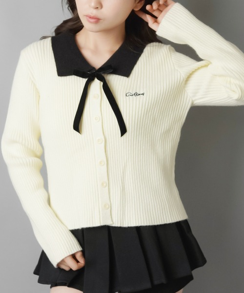 SPINNS（スピンズ）の「顔まわりが一気に華やぐ♪バイカラー襟×リボンカーディガン（カーディガン/ボレロ・レディース・レッド/グレー/オフホワイト/ブラック・ONESIZE）」の2枚目の写真