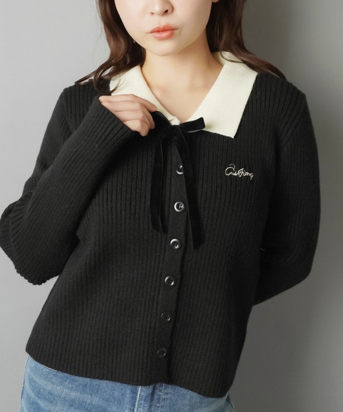 SPINNS（スピンズ）の「顔まわりが一気に華やぐ♪バイカラー襟×リボンカーディガン（カーディガン/ボレロ・レディース・レッド/グレー/オフホワイト/ブラック・ONESIZE）」の3枚目の写真