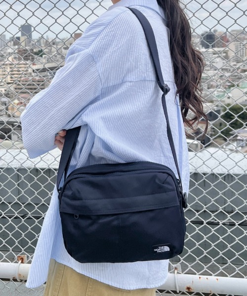 THE NORTH FACE(ザノースフェイス)の「THE NORTH FACE(ザ・ノースフェイス)/軽量 スクエア ショルダーバッグ クロスバッグ/TRAVEL CROSS BAG S(ショルダーバッグ・レディース・ブラック/グレイッシュベージュ/ワインレッド/ネイビー/カーキ・FREE)」の4枚目の写真