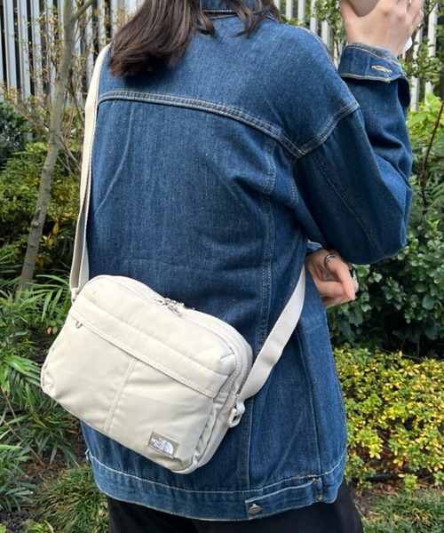 THE NORTH FACE(ザノースフェイス)の「THE NORTH FACE(ザ・ノースフェイス)/軽量 スクエア ショルダーバッグ クロスバッグ/TRAVEL CROSS BAG S(ショルダーバッグ・レディース・ブラック/グレイッシュベージュ/ワインレッド・FREE)」の2枚目の写真