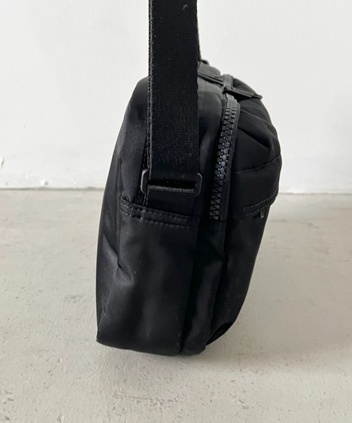 THE NORTH FACE(ザノースフェイス)の「THE NORTH FACE(ザ・ノースフェイス)/軽量 スクエア ショルダーバッグ クロスバッグ/TRAVEL CROSS BAG S(ショルダーバッグ・レディース・ブラック/グレイッシュベージュ/ワインレッド・FREE)」の4枚目の写真