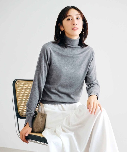 IEDIT（イディット）の「ＩＥＤＩＴ　うっとりする肌心地と絶妙ゆるフィットにこだわったシルク混タートルニット（ニット/セーター・レディース・グレー/ブラック/アイボリー・M/L/LL/3L/S/4L）」の3枚目の写真