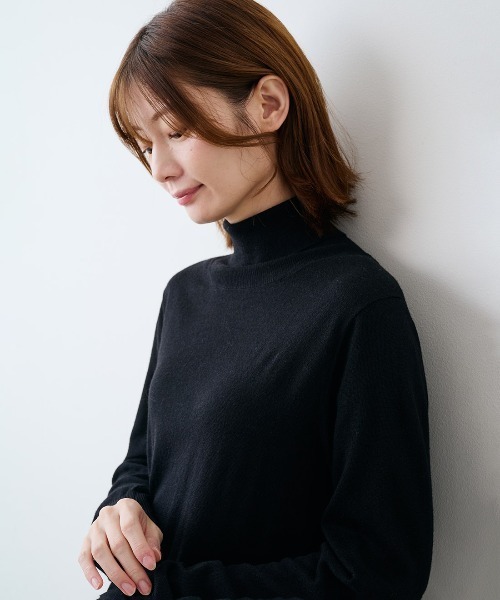 IEDIT（イディット）の「ＩＥＤＩＴ　うっとりする肌心地と絶妙ゆるフィットにこだわったシルク混タートルニット（ニット/セーター・レディース・グレー/ブラック/アイボリー・M/L/LL/3L/S/4L）」の2枚目の写真