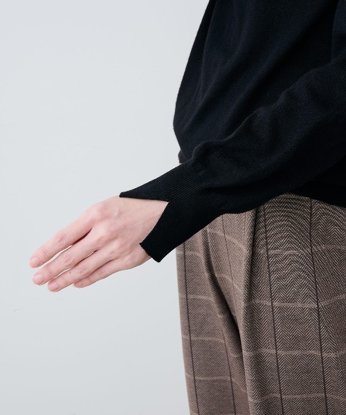 IEDIT（イディット）の「ＩＥＤＩＴ　うっとりする肌心地と絶妙ゆるフィットにこだわったシルク混タートルニット（ニット/セーター・レディース・グレー/ブラック/アイボリー・M/L/LL/3L/S/4L）」の10枚目の写真