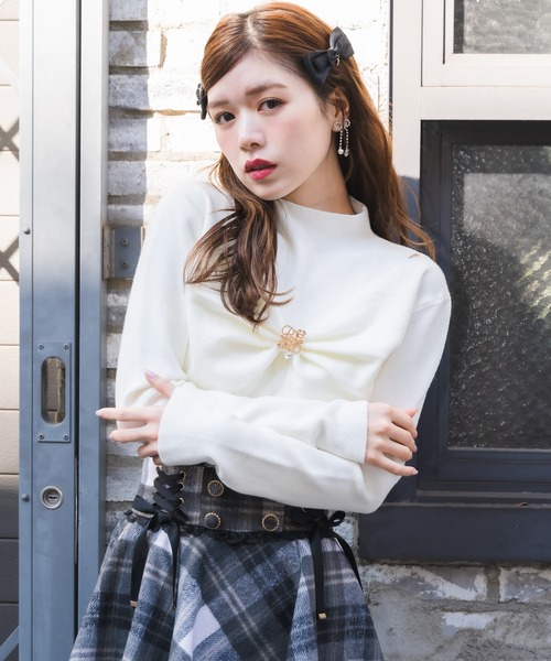 couture BY ROJITA(クチュールバイロジータ)の「ブローチリボンニット(ニット/セーター・レディース・グレー/ブラック/ホワイト・FREE)」の1枚目の写真