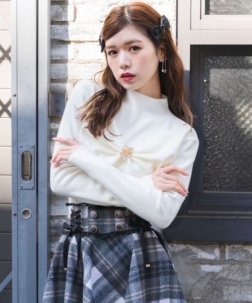 couture BY ROJITA(クチュールバイロジータ)の「ブローチリボンニット(ニット/セーター・レディース・グレー/ブラック/ホワイト・FREE)」の4枚目の写真