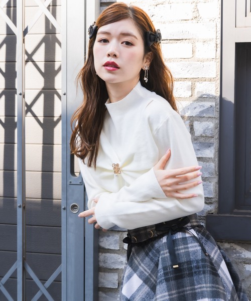 couture BY ROJITA(クチュールバイロジータ)の「ブローチリボンニット(ニット/セーター・レディース・グレー/ブラック/ホワイト・FREE)」の6枚目の写真