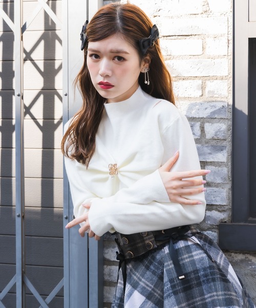 couture BY ROJITA(クチュールバイロジータ)の「ブローチリボンニット(ニット/セーター・レディース・グレー/ブラック/ホワイト・FREE)」の7枚目の写真