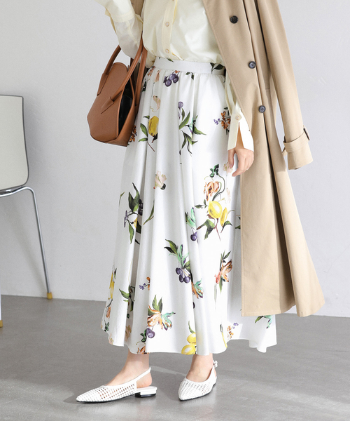 La TOTALITE(ラトータリテ)の「【洗える】ボタニカルプリントスカート(スカート・レディース・ホワイト/ネイビー・36/38)」の6枚目の写真