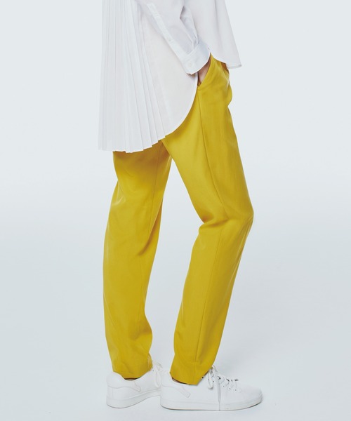 STRAWBERRY-FIELDS（ストロベリーフィールズ）の「サスティナドライ_タックテーパードイージーパンツ（スラックス・レディース・オフホワイト/イエロー/インディゴブルー/ブラック・0/1/2）」の4枚目の写真