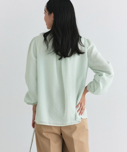 Pierrot(ピエロ)の「タックデザインドビーシフォンブラウス(シャツ/ブラウス・レディース・ライトベージュ/ネイビー/ミント・M/L)」の7枚目の写真